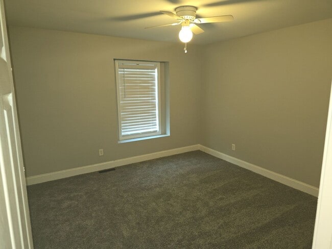 Building Photo - 2 bedroom 1 bath unit duplex