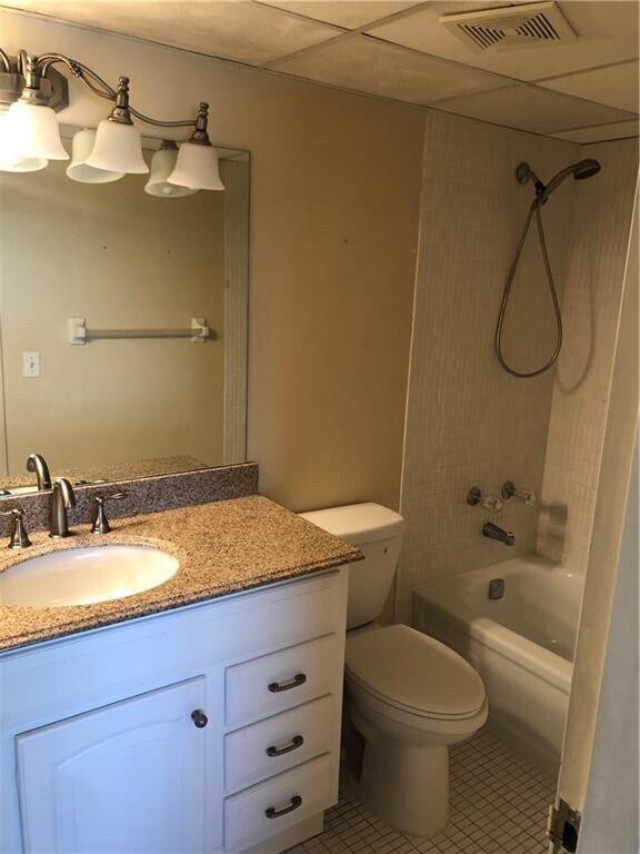 Building Photo - 1005 Country Club Dr