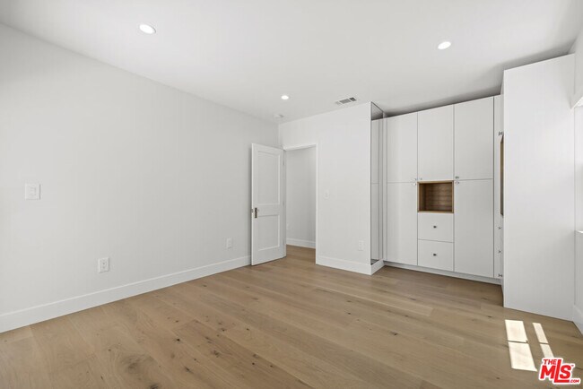 Building Photo - 11151 Hortense St