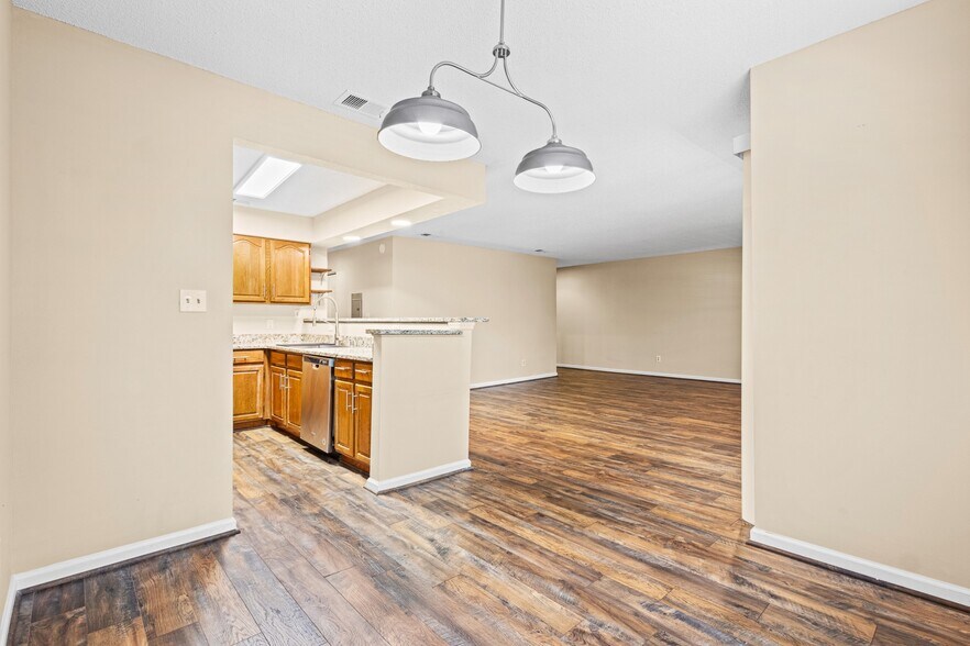 Dining Area & Kitchen - 98 Hampshire Ct