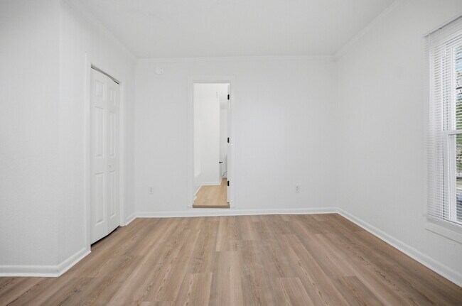 Building Photo - GORGEOUS REMODELED 1 BEDROOM APARTMENT IN HISTORIC PORT NORFOLK!