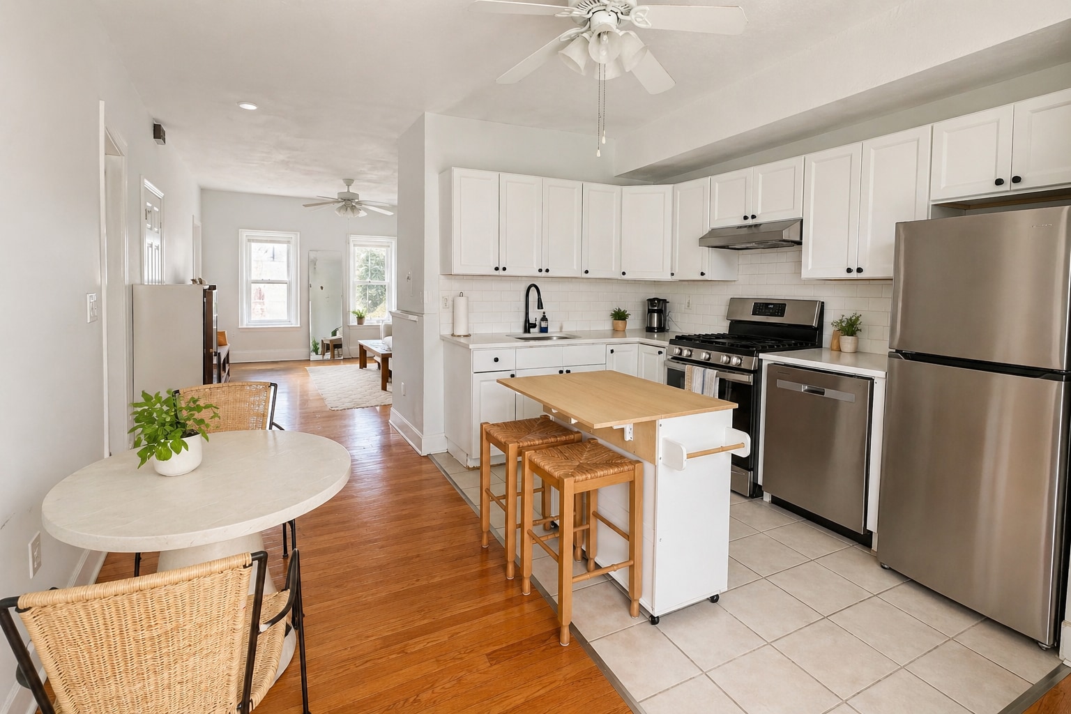 Building Photo - 136 W 7th St