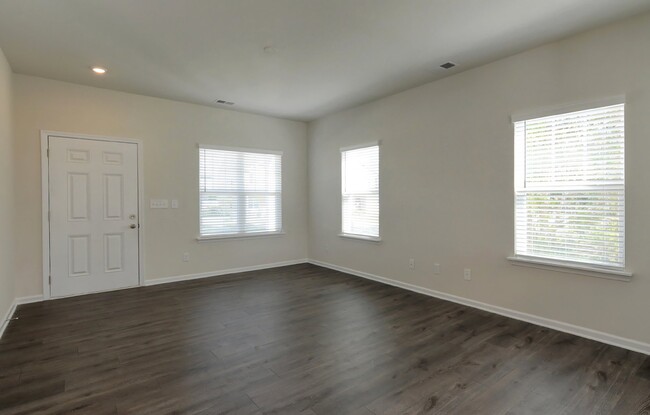 Building Photo - Beautiful 3 Bedroom 2.5 Bathroom End-Unit ...