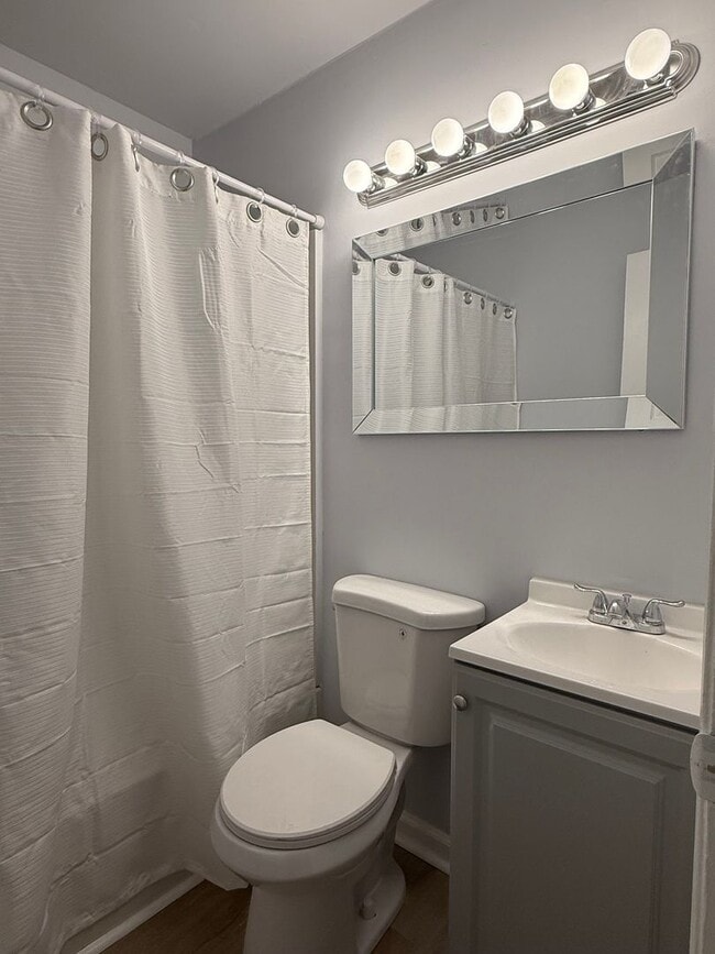 Building Photo - Newly Updated 2 Bed in Aston