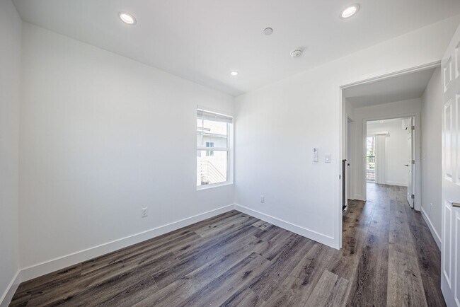 Building Photo - 3015 Alsace Ave