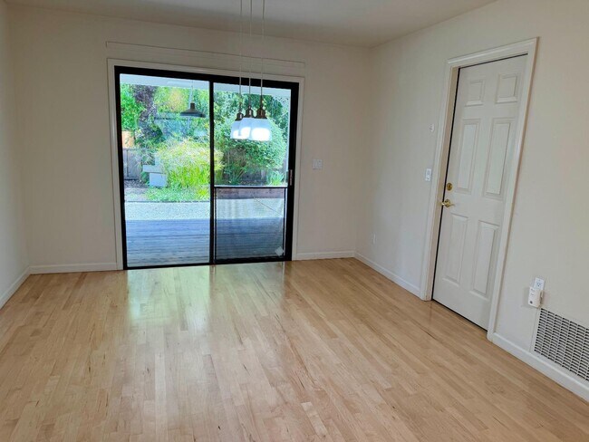 Building Photo - 213 Vía Lantana