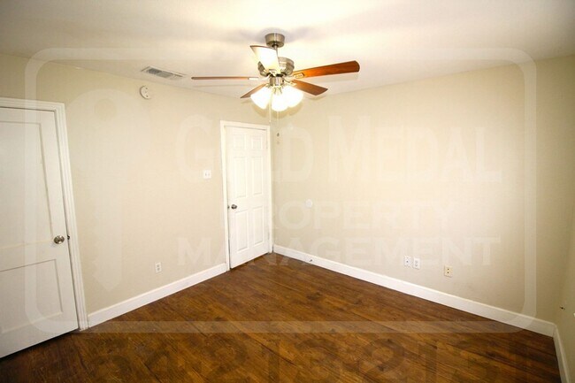 Building Photo - 905-907 Estelle Ave