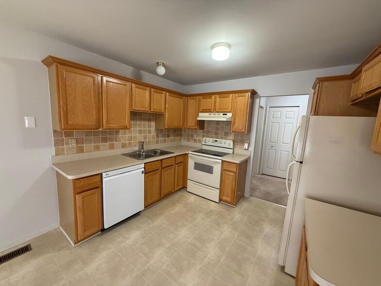 Building Photo - 41506 Greenspire Dr