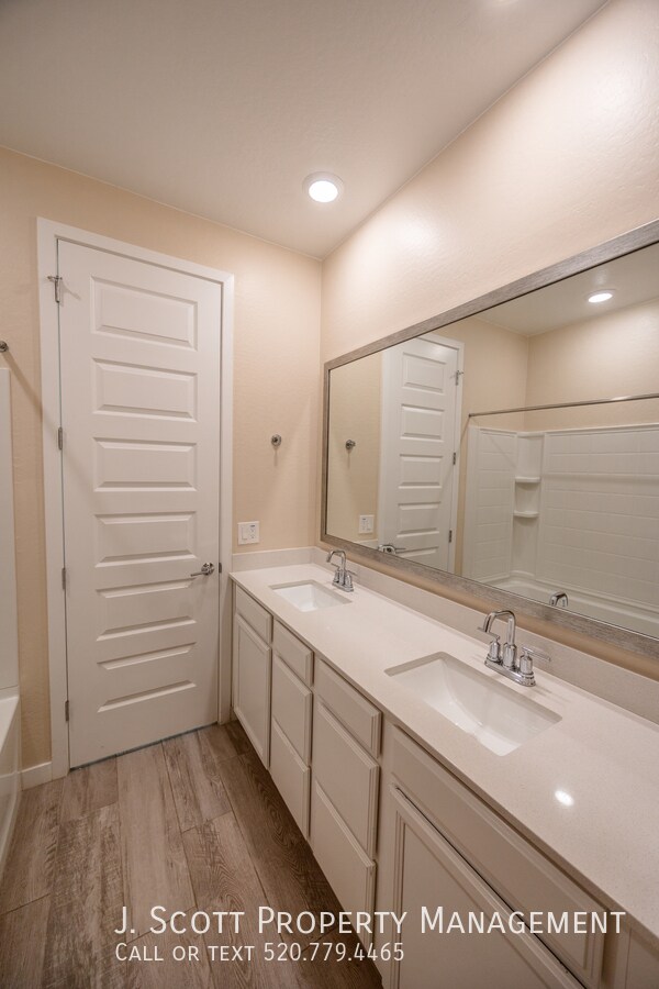 Building Photo - 449 Pinnacle Ridge Dr