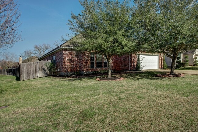 Building Photo - Available August 2026! Beautiful 4 Bed, 2 Bath in a Fantastic Location!