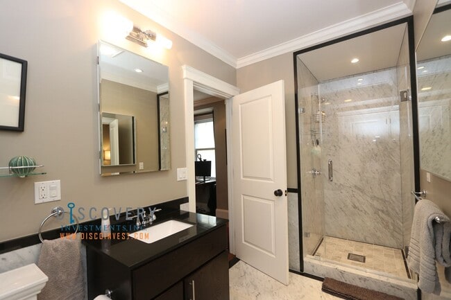 Building Photo - Sophisticated Piedmont Colonial with Enclosed Yard