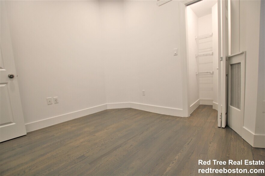 Building Photo - 24 Phillips St