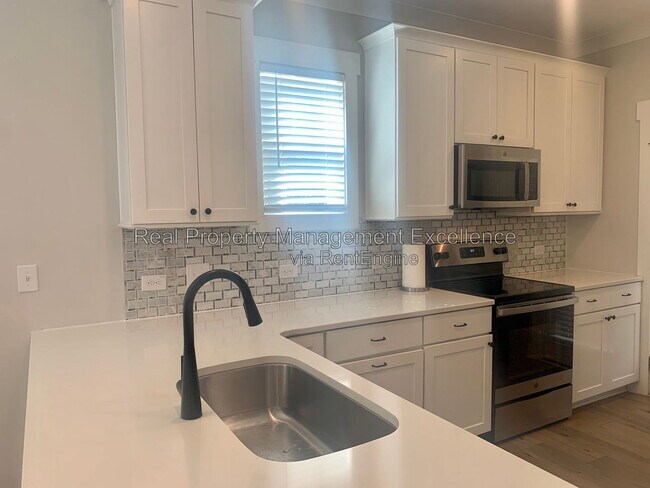 Building Photo - 443 Como Dr