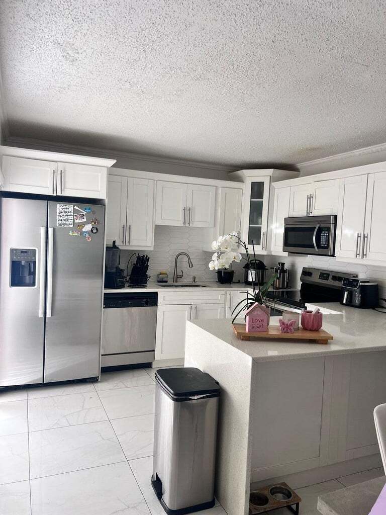 Building Photo - 1700 Embassy Dr