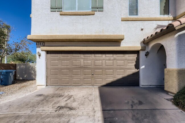 Building Photo - 2 Story with Vaulted Ceiling and All Kitchen Appliances
