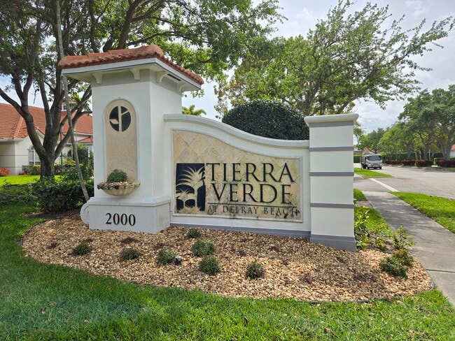 Building Photo - 2050 Alta Meadows Ln
