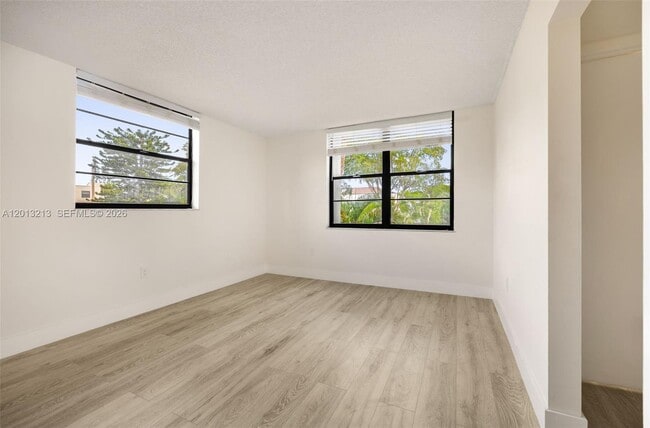 Building Photo - 10825 SW 112th Ave