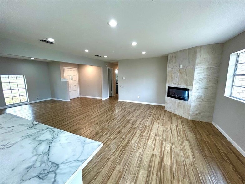 Building Photo - 5926 Darkwood Dr