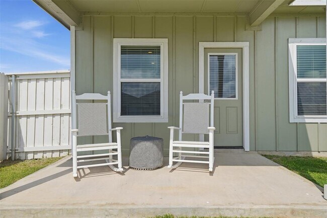 Building Photo - 641 Running Creek Dr