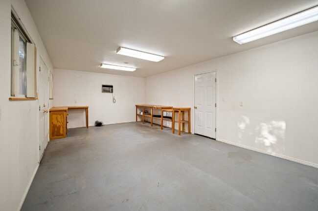 Building Photo - "Spacious 4-Bedroom, 4.5 Bathroom 4792 sq. ft. Retreat with Scenic Views and Cozy Fireplace in St...