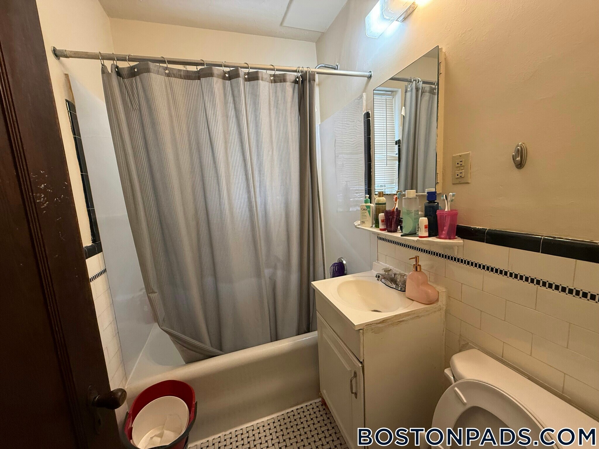 Building Photo - 349 Pleasant St