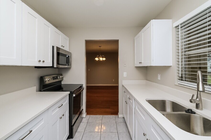 Building Photo - 9350 Bayside Ct