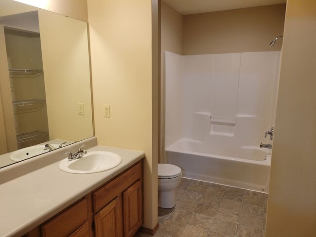 Building Photo - 3 Bedroom 2 Bath Close To Missouri State University $1295