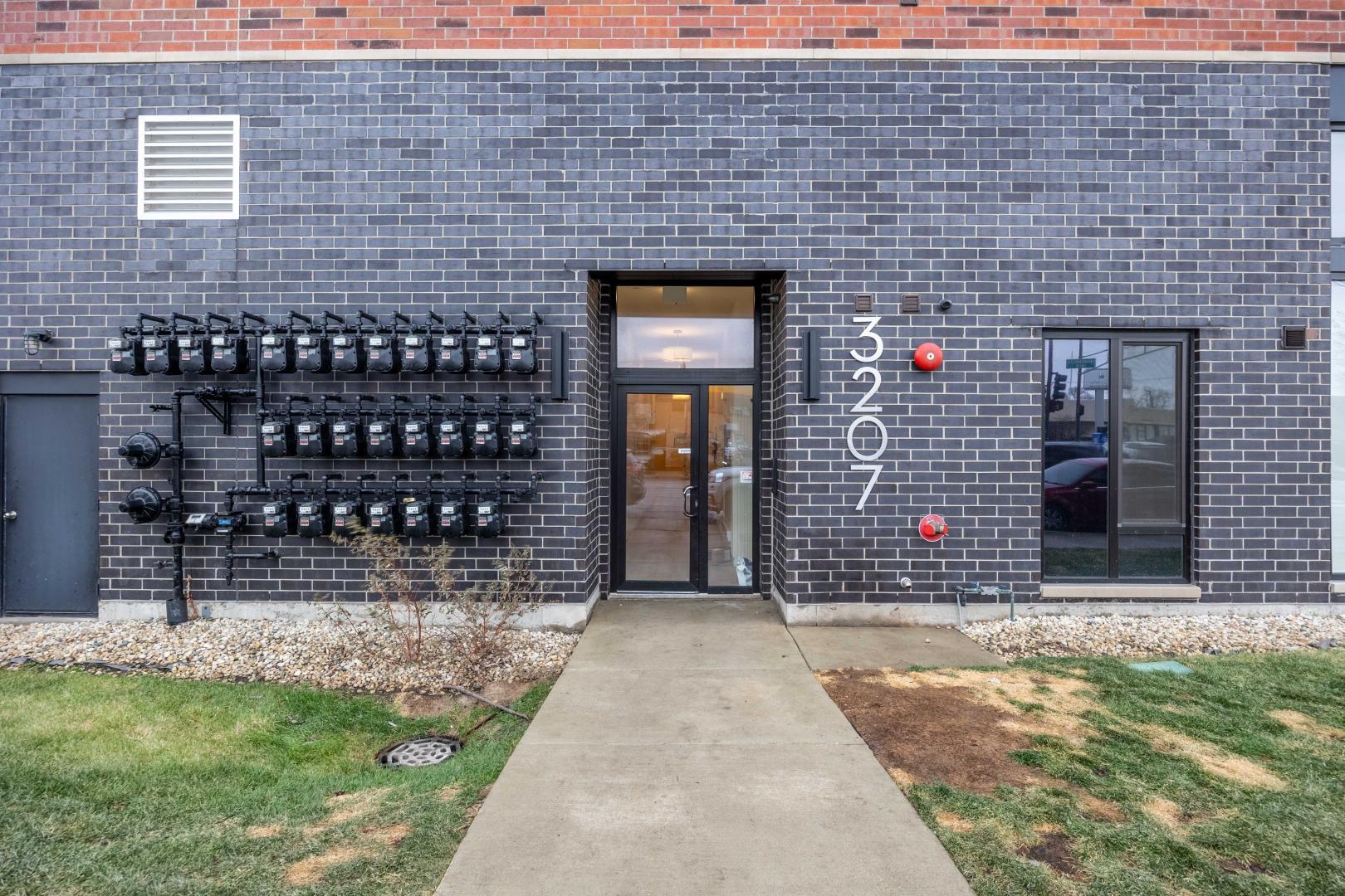 Building Photo - 6340 W Belmont Ave