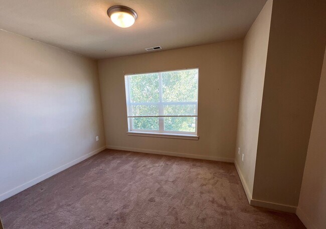 Building Photo - Mid-Term Unfurnished, 3 Bed 2.5 Bath Condo