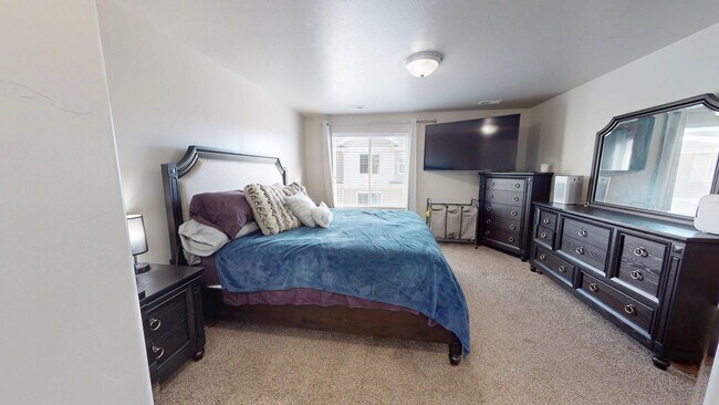 Building Photo - Spacious Townhome - 4 Bedrooms/3 Baths in South Jordan