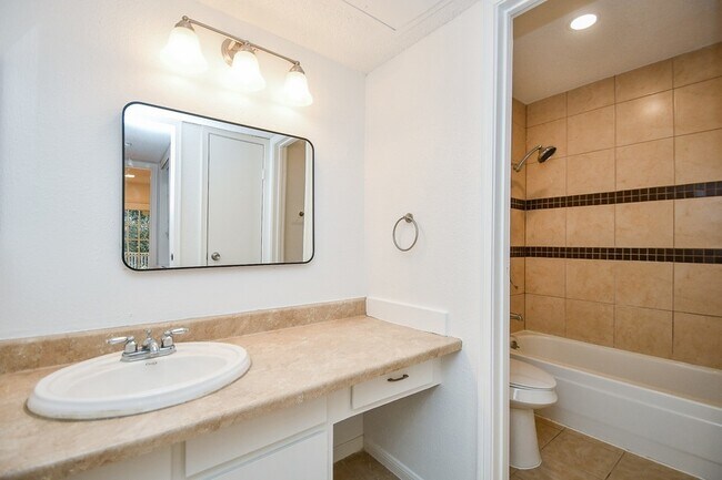Building Photo - 11201 Lynbrook Dr