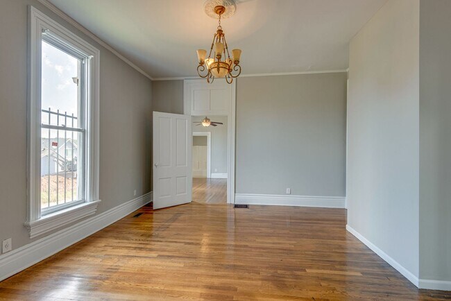 Building Photo - Charming 4-Bed Home Minutes from Downtown ...
