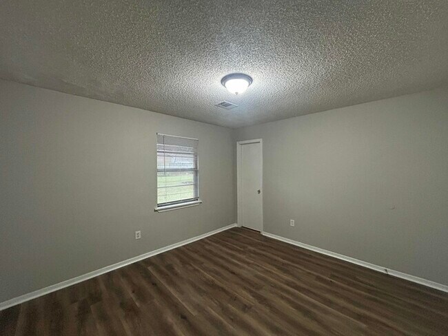 Building Photo - Limited Time Special Offer / 3 Bed/1.5 Bath Home with Carport / Pet-Friendly / Coming Soon!