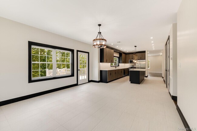 Building Photo - 2 Hallock Ct