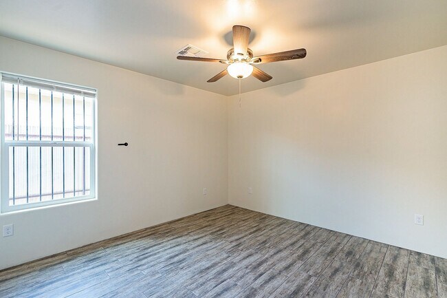 Building Photo - 615 S Santa Rita Ave