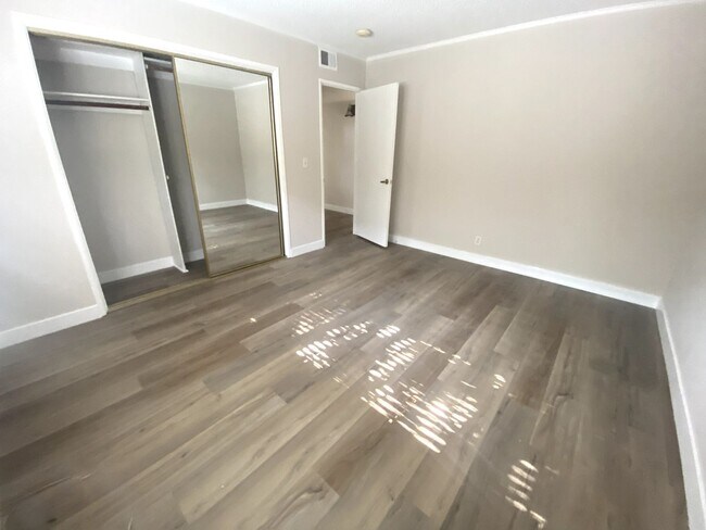 Building Photo - 2 Bedroom Hermosa Beach Condo - Close to Everything!