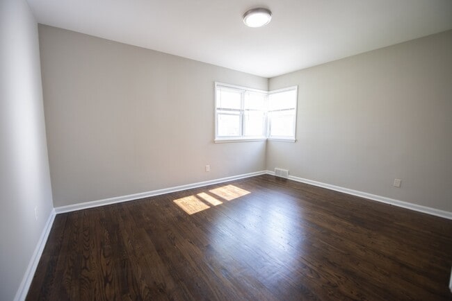 Building Photo - 10780 Woodview Blvd