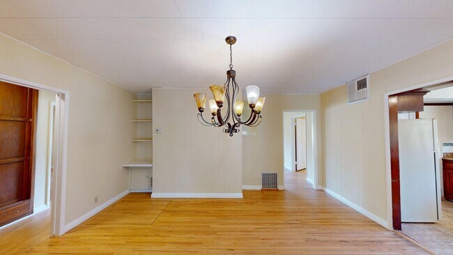 Building Photo - Newly Remodeled Spacious 4-Bed Home Availa...