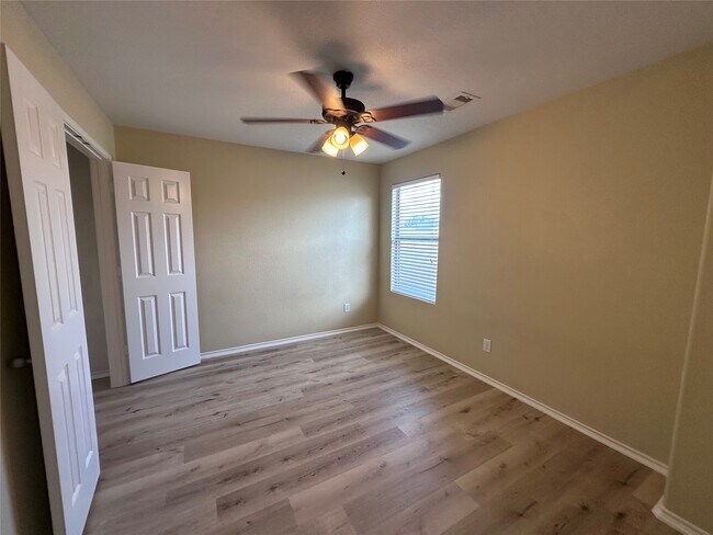 Building Photo - 5807 Camelia Evergreen Ln