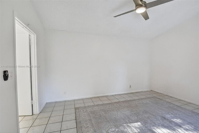 Building Photo - 581 Lakeside Cir