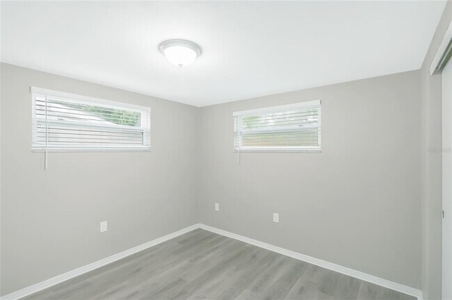 Building Photo - 5135 Kiwi Dr