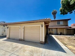 Building Photo - Duplex available in Little Saigon!