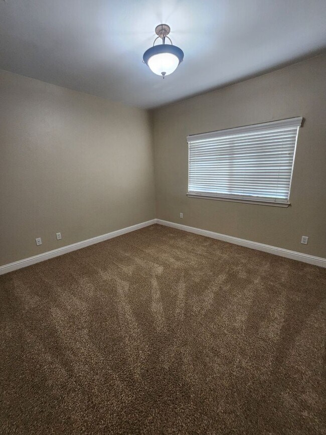 Building Photo - Gorgeous and Spacious 4 Bedroom Home