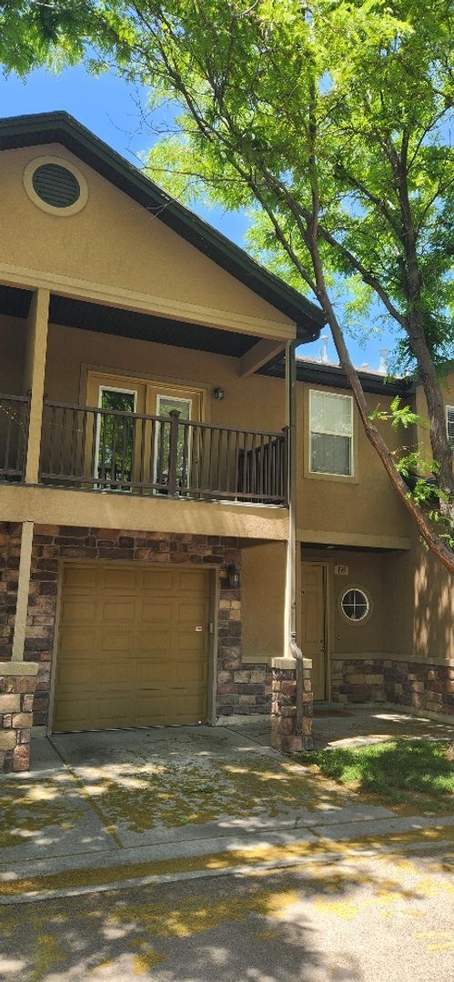 Primary Photo - Beautiful 3 Bedroom Townhome in Pleasant G...