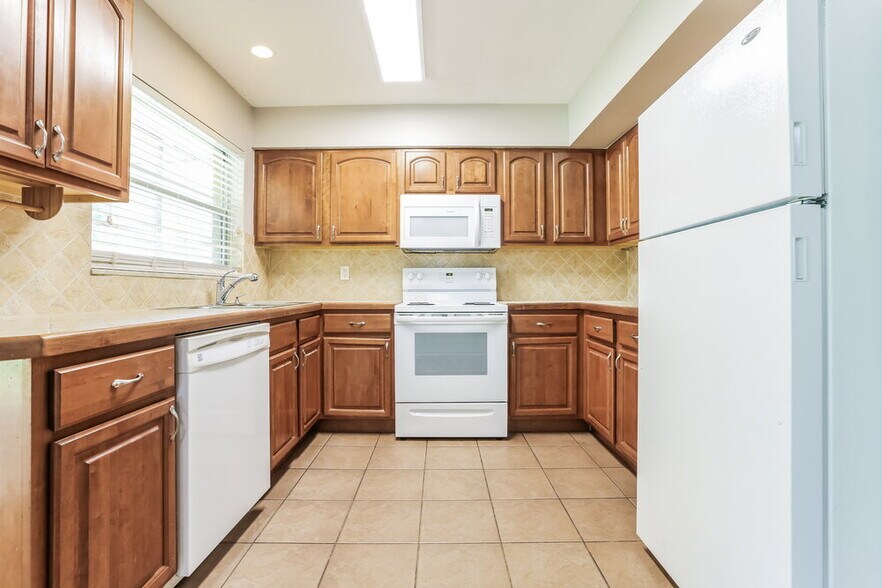 Building Photo - 20094 Lorenzo Ave