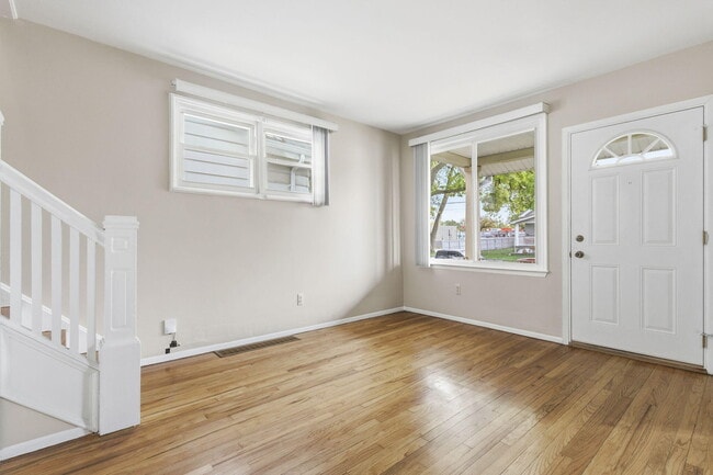 Building Photo - 314 W Muir Ave