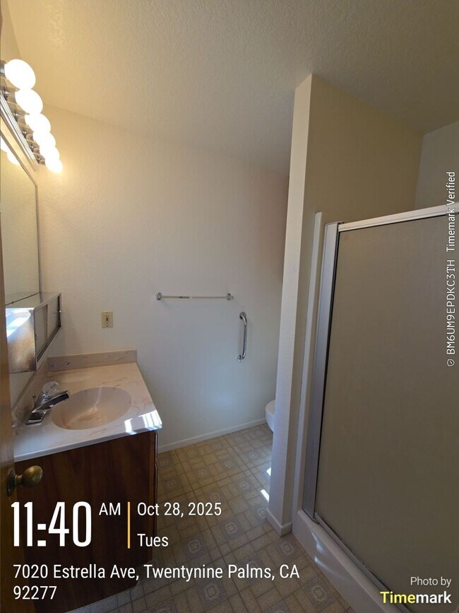 Building Photo - 3 bedroom 2 bath Available now