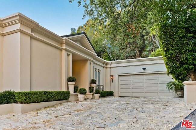 Building Photo - 2353 Bowmont Dr