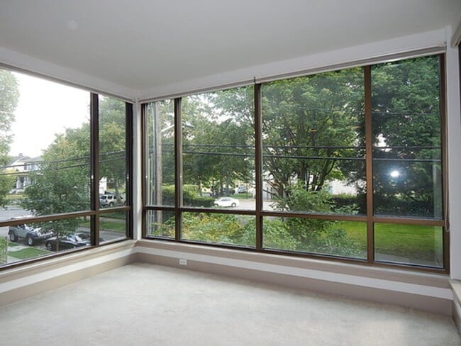 Building Photo - 1 bd 1 bath close to UW.  Water/Sewer/Garbage/Parking/Storage included