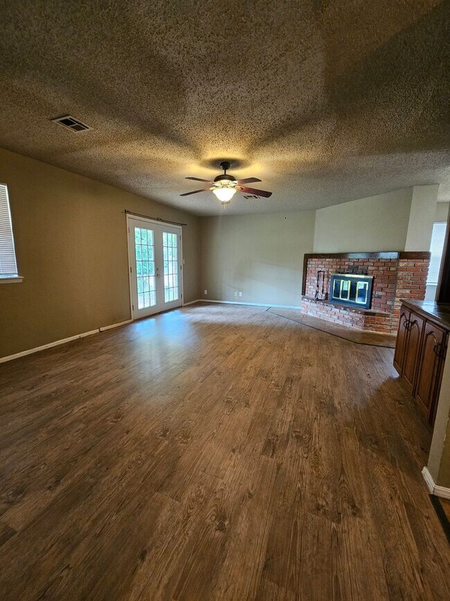 Building Photo - (3) Bed/(2) Bath Near Schools and Shopping! Avail NOW!